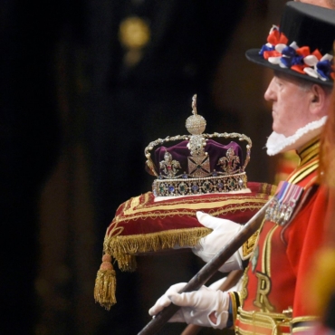 Королевская шкатулка: какую корону наденет Карл III в Вестминстерском аббатстве (и что еще хранится в коллекции Виндзоров)