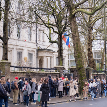 Выборы президента РФ: как к посольству в Лондоне выстроилась протестная очередь (на километр!)