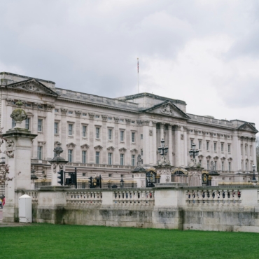 9 самых интересных фактов из истории Букингемского дворца