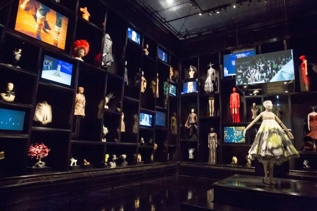 6-McQueen-Savage-Beauty-16Mar15-Victoria-and-Albert