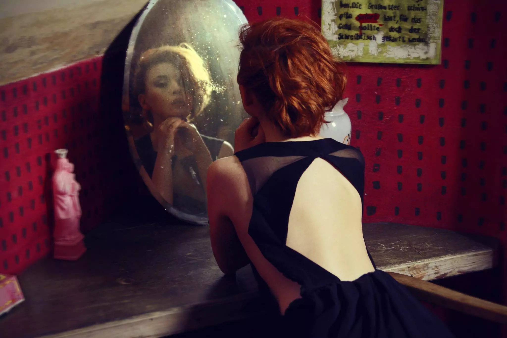 _Photography_girl_looking_in_the_mirror_056365_