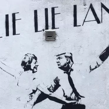 В Ислингтоне появились граффити Lie Lie Land художницы Bambi