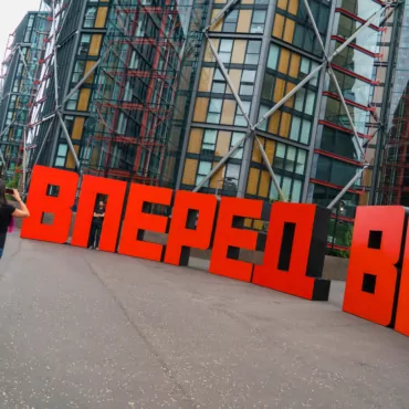 Трехметровые русские буквы появились на площадке перед Tate Modern