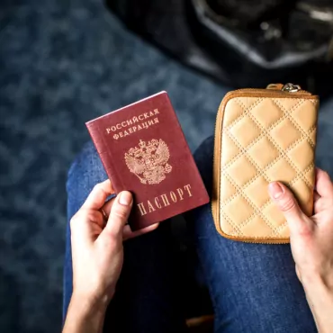 Живущие за рубежом граждане России должны будут отчитываться о вступлениях в брак и разводах в российские консульства