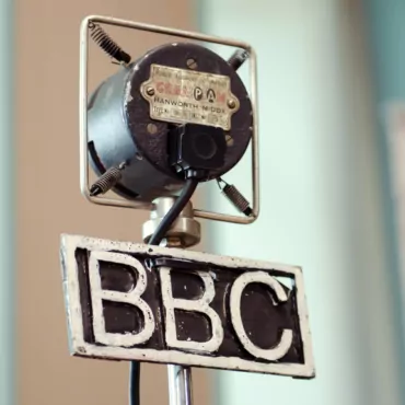 К пожилым сотрудникам BBC приставят «молодежных консультантов»