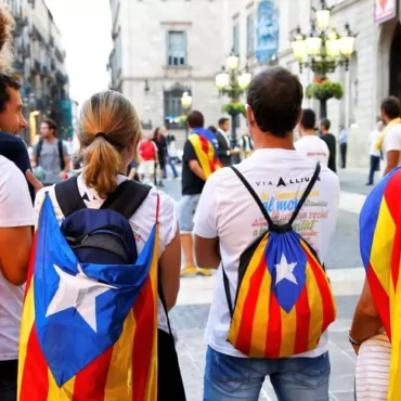 Каталония провозгласила независимость. А Мадрид ввел там прямое управление