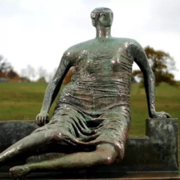 «Драпированная сидящая женщина» Генри Мура возвращается в восточный Лондон