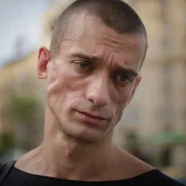 Петра Павленского задержали в Париже за поджог здания Банка Франции