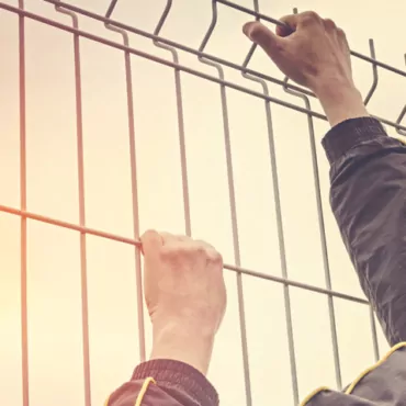 Home Office «потерял» 56000 депортируемых иностранцев. Среди них сотни преступников