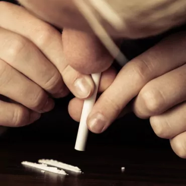 NHS: британские подростки выбирают наркотики и алкоголь, а не сигареты