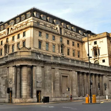Bank of England увеличил базовую ставку впервые за 10 лет