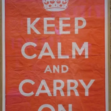 Кто и при каких обстоятельствах придумал лозунг ‘Keep calm and carry on’?