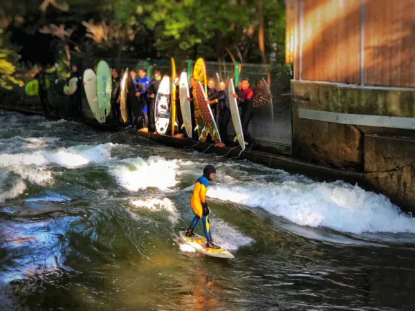 искусственная волна на реке Айсбах (Eisbach)