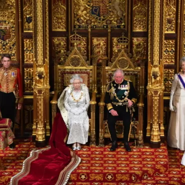 Елизавета II открыла сессию парламента. Она не надела корону Британской империи — в третий раз за все время правления