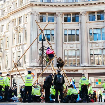 Вивьен Вествуд и Extinction Rebellion против Оксфорд-стрит: «Лучше покупайте футболки за £500»