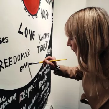 Сумка для разрыва отношений: о чем выставка-перформанс «No More Manifesto» в галерее SAAS