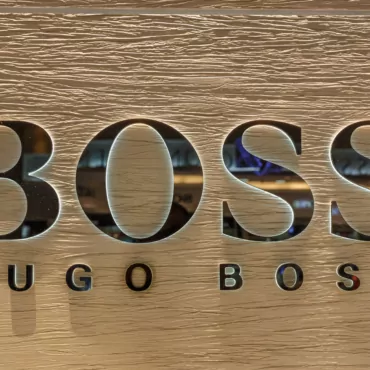 Зачем комик Джо Лайсетт сменил свое имя на Hugo Boss?