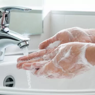 «Wash your hands and keep calm» — советует британцам премьер-министр
