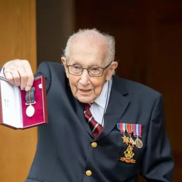 100-летний полковник Том Мур собрал 30 миллионов фунтов