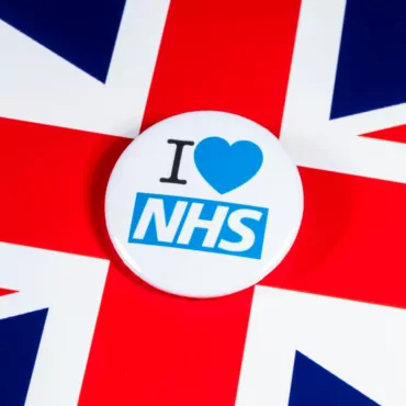 Минута молчания в честь работников NHS