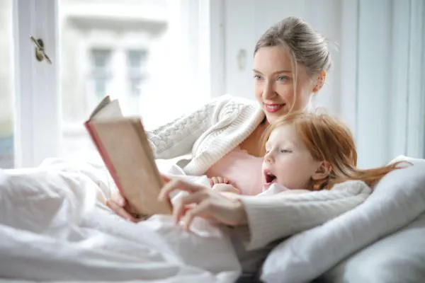 Мама читает ребенку книгу