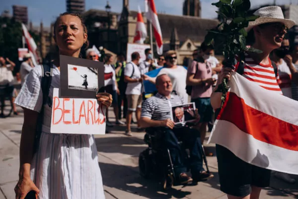 Белорусы прошли маршем от Вестминстера до Кенсингтона и устроили митинг у посольства