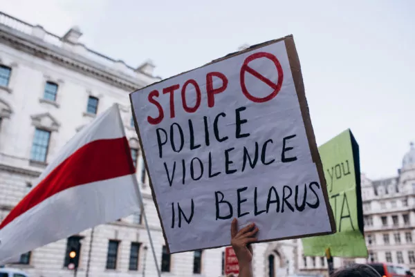 Белорусы прошли маршем от Вестминстера до Кенсингтона и устроили митинг у посольства
