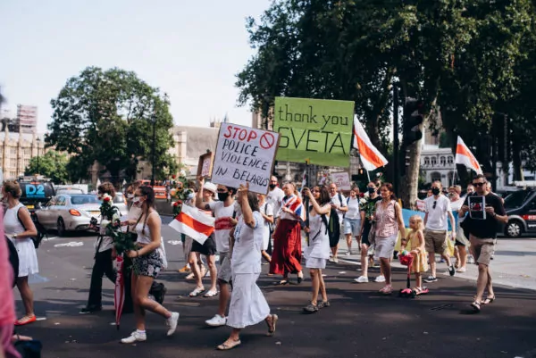 Белорусы прошли маршем от Вестминстера до Кенсингтона и устроили митинг у посольства