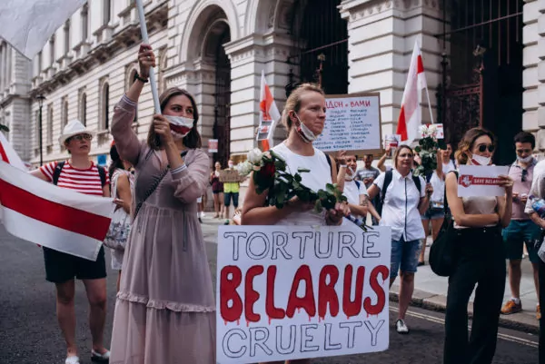 Белорусы прошли маршем от Вестминстера до Кенсингтона и устроили митинг у посольства