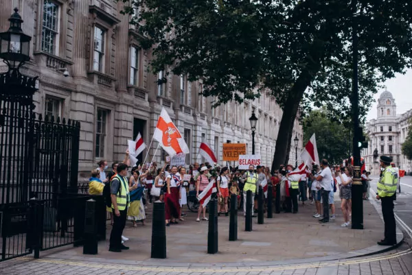 Белорусы прошли маршем от Вестминстера до Кенсингтона и устроили митинг у посольства