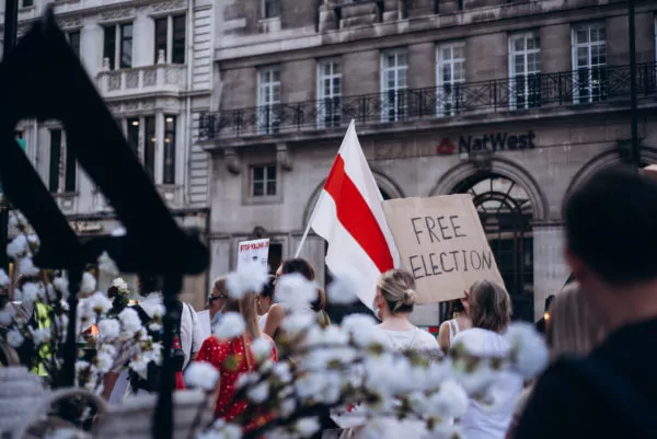 Белорусы прошли маршем от Вестминстера до Кенсингтона и устроили митинг у посольства