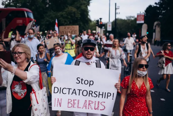 Белорусы прошли маршем от Вестминстера до Кенсингтона и устроили митинг у посольства