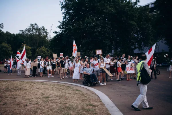 Белорусы прошли маршем от Вестминстера до Кенсингтона и устроили митинг у посольства