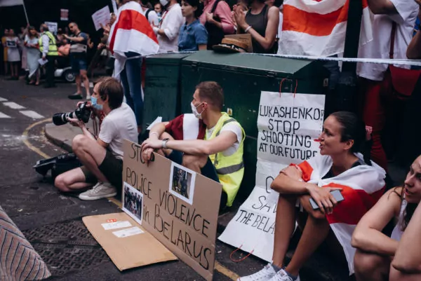 Белорусы прошли маршем от Вестминстера до Кенсингтона и устроили митинг у посольства