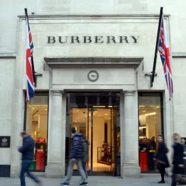 Бренд Burberry начнет выпускать медицинскую униформу и средства индивидуальной защиты