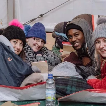 Колин Ферт и сказки на ночь: акция поддержки бездомных Sleep Out пройдет в онлайн-формате