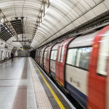 Лондонское метро выпустило брендированные маски
