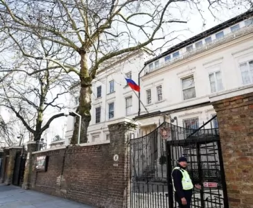 Посольство РФ в Британии приостановило работу паспортной секции