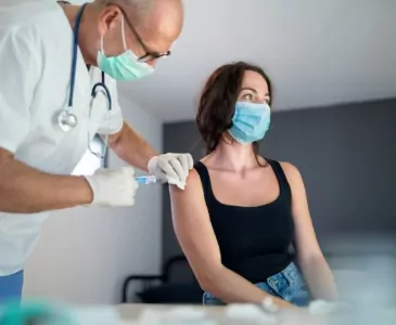 Нет вакцины – нет работы: компании могут сделать вакцинацию для сотрудников обязательной