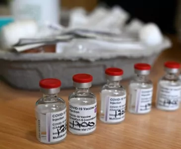 Европейские страны отказываются ставить вакцину AstraZeneca людям старше 65 лет