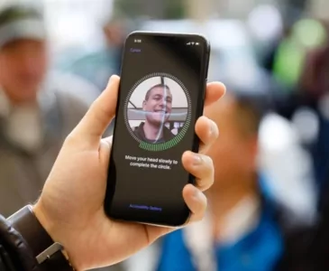 IPhone научился распознавать лицо владельца в маске