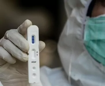 Жителей Англии протестируют на COVID, чтобы остановить распространение нового штамма