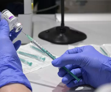 Вакцинация жителей Англии до 50 лет отложена из-за нехватки препаратов