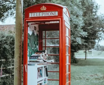 Тысячи красных телефонных будок по всей стране превратятся в мини-музеи и библиотеки
