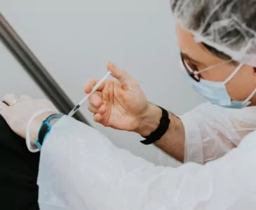 Нидерланды и Ирландия приостановили вакцинацию препаратом Oxford / AstraZeneca из-за возможных побочных эффектов