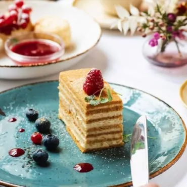 Печем «Медовик» по рецепту Алексея Зимина и помогаем детям #CookingWithZima