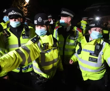 Полицию раскритиковали за жестокое поведение на митинге в память о погибшей Саре Эверард