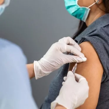 В Англии открыли онлайн-бронирование на вакцинацию для жителей старше 42 лет