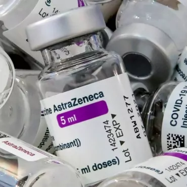 Испытания вакцины AstraZeneca для детей приостановлены из-за возможных побочных эффектов