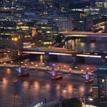 Лондонские мосты украсила новая ночная подсветка в рамках проекта Illuminated River
